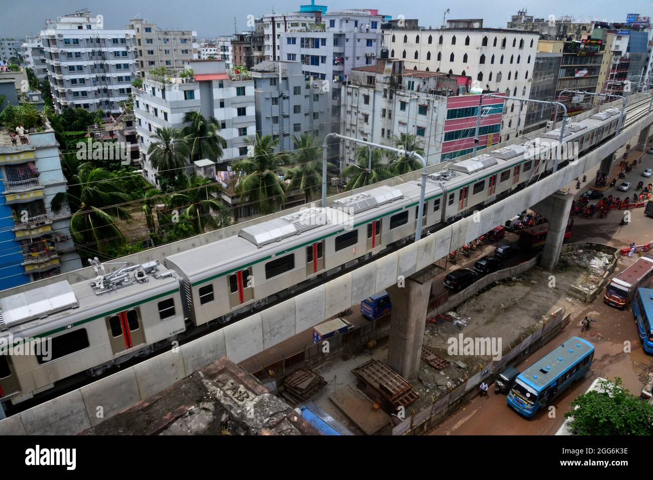 Il primo treno metropolitano del Bangladesh durante il suo primo processo formale sul viadotto nella capitale è iniziato a Dhaka, Bangladesh, il 29 agosto 2021. Anche se la metropolitana avrà una velocità massima di 110 km/h, per il momento il treno funzionerà a una velocità di cinque km/h come parte del test di performance. Quindi la velocità aumenta gradualmente. Infine, il treno correrà ad una velocità di 25 km. Foto Stock