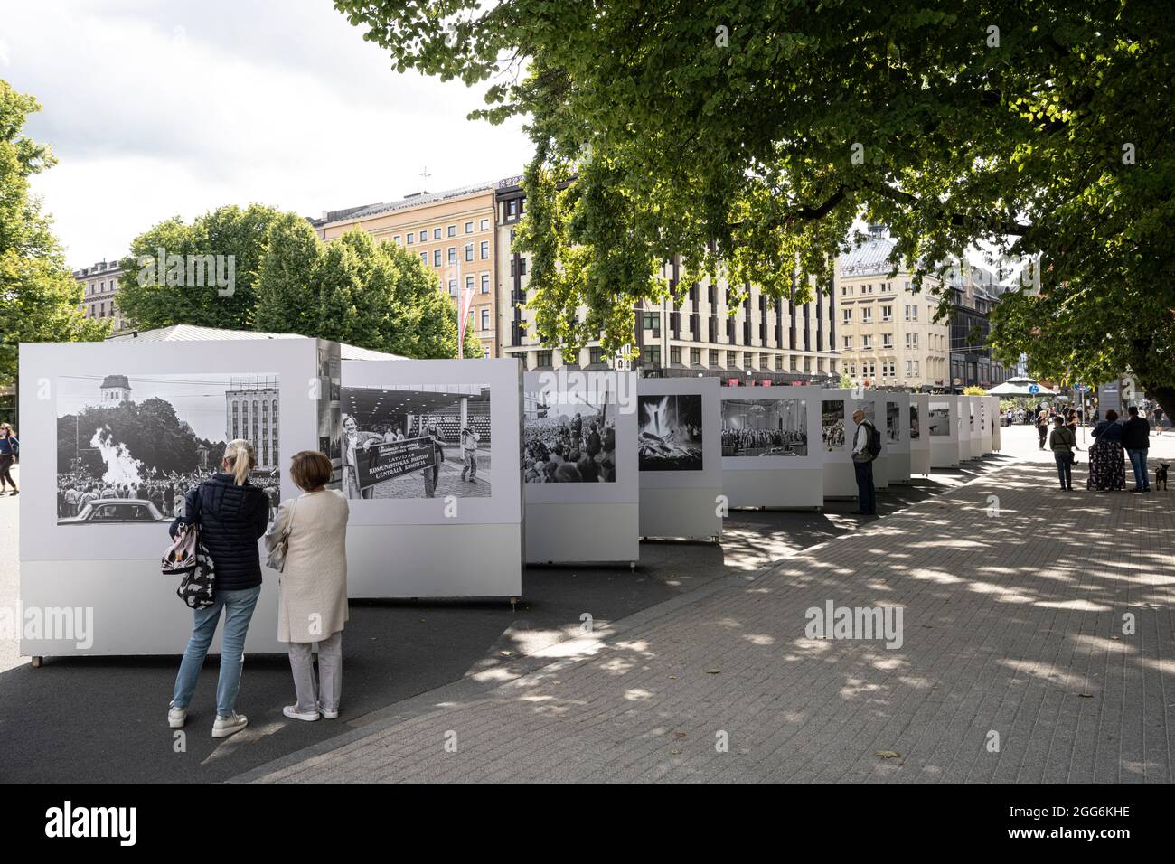 Riga, Lettonia. 22 agosto 2021. La mostra di immagini della liberazione della Lettonia dall'occupazione sovietica in una piazza del centro della città Foto Stock