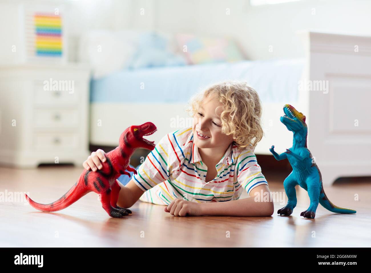 Bambino che gioca con dinosauri colorati giocattolo. Giocattoli educativi  per bambini. Ragazzino imparando fossili e rettili. I bambini giocano con i  giocattoli dei dinosauri Foto stock - Alamy