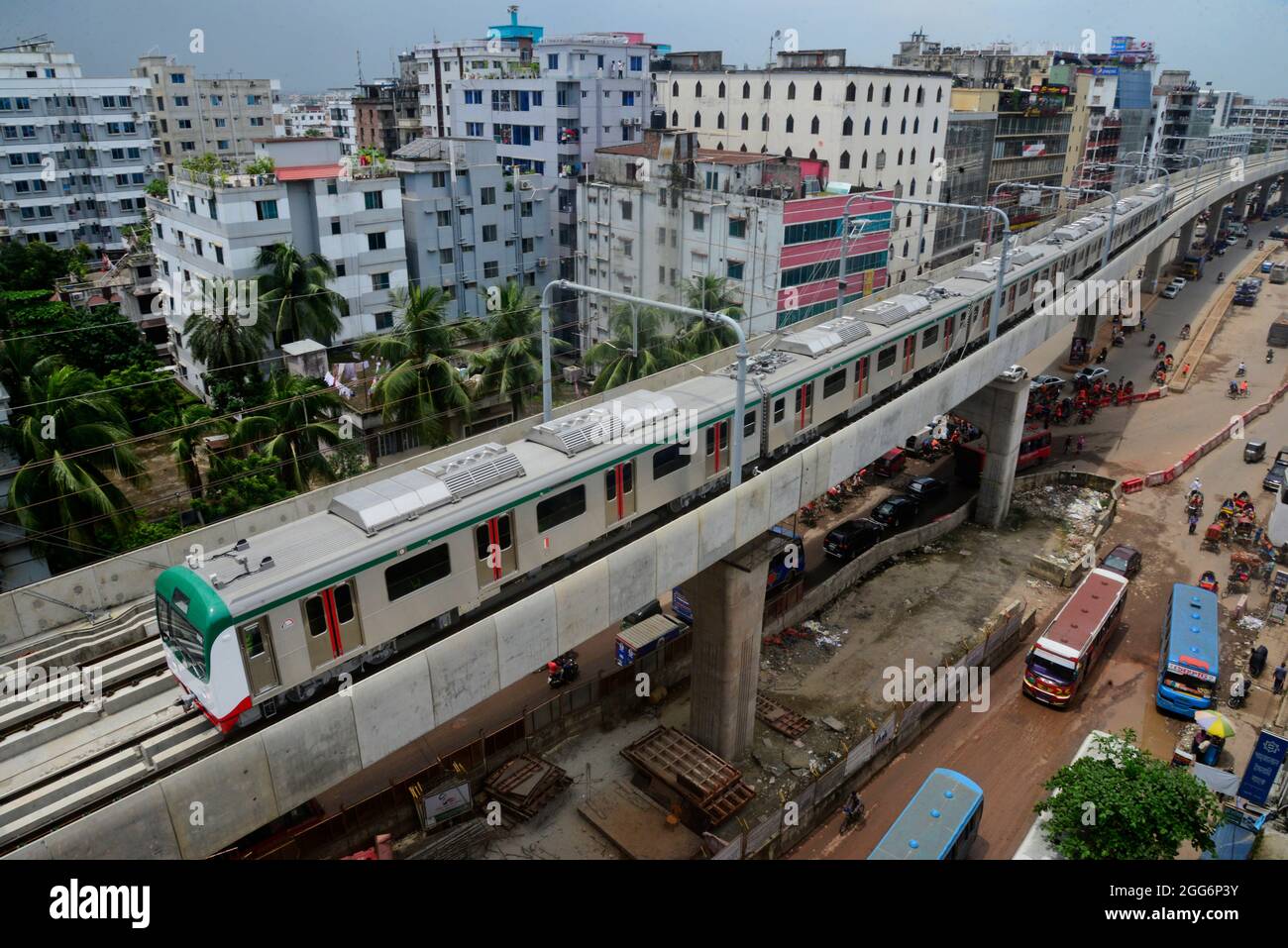 Il primo treno metropolitano del Bangladesh durante il suo primo processo formale sul viadotto nella capitale è iniziato a Dhaka, Bangladesh, il 29 agosto 2021. Anche se la metropolitana avrà una velocità massima di 110 km/h, per il momento il treno funzionerà a una velocità di cinque km/h come parte del test di performance. Quindi la velocità aumenta gradualmente. Infine, il treno correrà ad una velocità di 25 km. Foto Stock