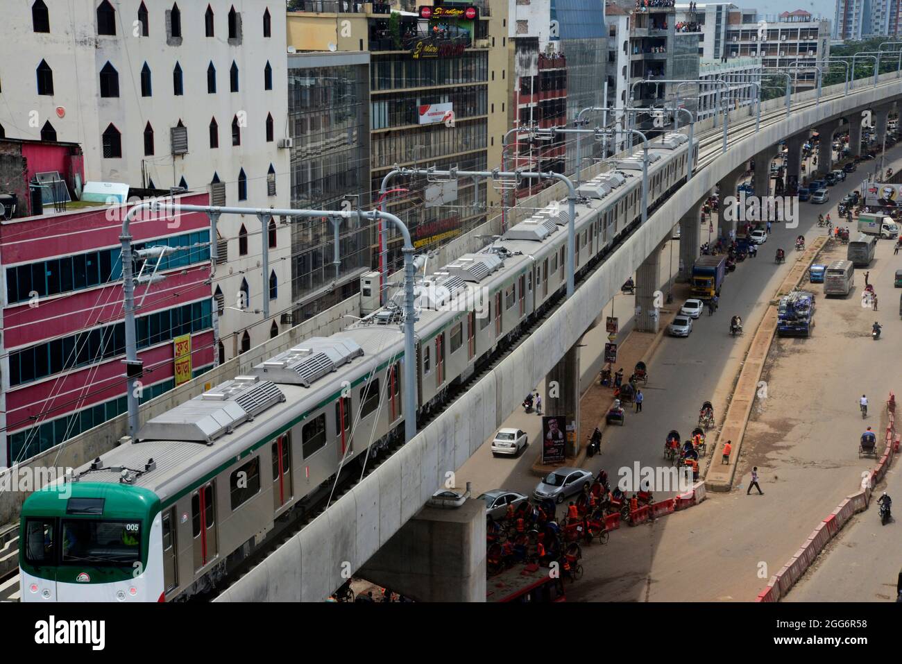 Il primo treno metropolitano del Bangladesh durante il suo primo processo formale sul viadotto nella capitale è iniziato a Dhaka, Bangladesh, il 29 agosto 2021. Anche se la metropolitana avrà una velocità massima di 110 km/h, per il momento il treno funzionerà a una velocità di cinque km/h come parte del test di performance. Quindi la velocità aumenta gradualmente. Infine, il treno correrà ad una velocità di 25 km. Foto Stock