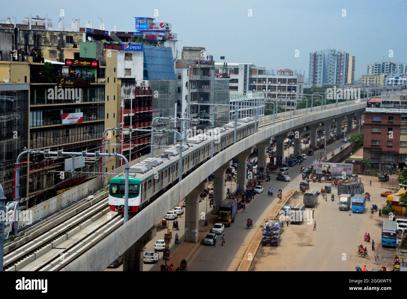 Il primo treno metropolitano del Bangladesh durante il suo primo processo formale sul viadotto nella capitale è iniziato a Dhaka, Bangladesh, il 29 agosto 2021. Anche se la metropolitana avrà una velocità massima di 110 km/h, per il momento il treno funzionerà a una velocità di cinque km/h come parte del test di performance. Quindi la velocità aumenta gradualmente. Infine, il treno correrà ad una velocità di 25 km. Foto Stock