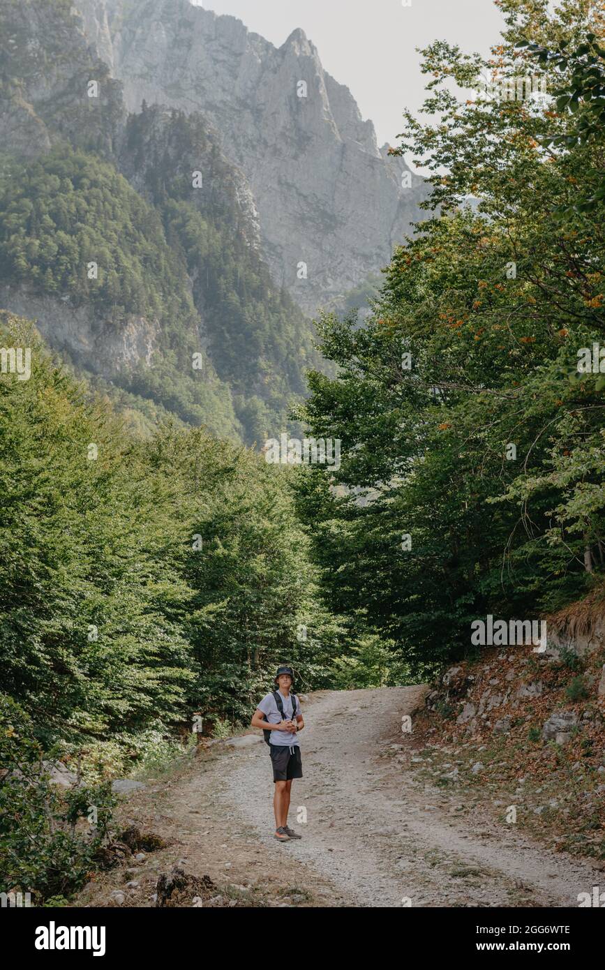 Una vista sulle montagne maledetti nella valle di Grebaje. Prokletije, conosciuta anche come le Alpi albanesi e le montagne maledetti, è una catena montuosa su Foto Stock