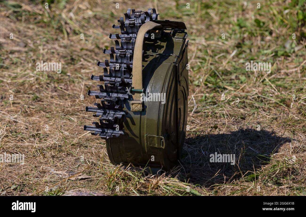 24 agosto 2018, Ashukino, regione di Mosca, Russia: Nastro per lanciagranate AGS-17, durante una sessione di formazione di due settimane di lanciagranate per unità militari del distretto centrale delle truppe della Guardia Nazionale Russa. I militari hanno consolidato la loro conoscenza della parte tecnica dei lanciagranate AGS-17 e RPG-7 e, alla fine del campo di allenamento, ha superato i test di tiro. Controllo tiro esercizio 1 da AGS-17 e 2 da RPG-7 tutti i lanciagranate passato con alti segni. (Credit Image: © Mihail Siergiejevicz/SOPA Images via ZUMA Press Wire) Foto Stock