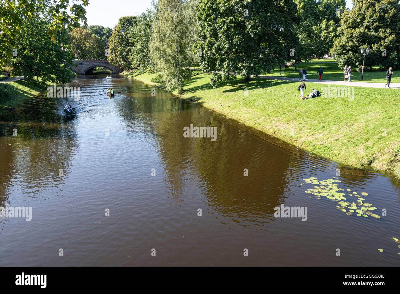 Riga, Lettonia. 22 agosto 2021. Una barca per il trasporto di turisti nel fiume che attraversa un parco nel centro della città Foto Stock