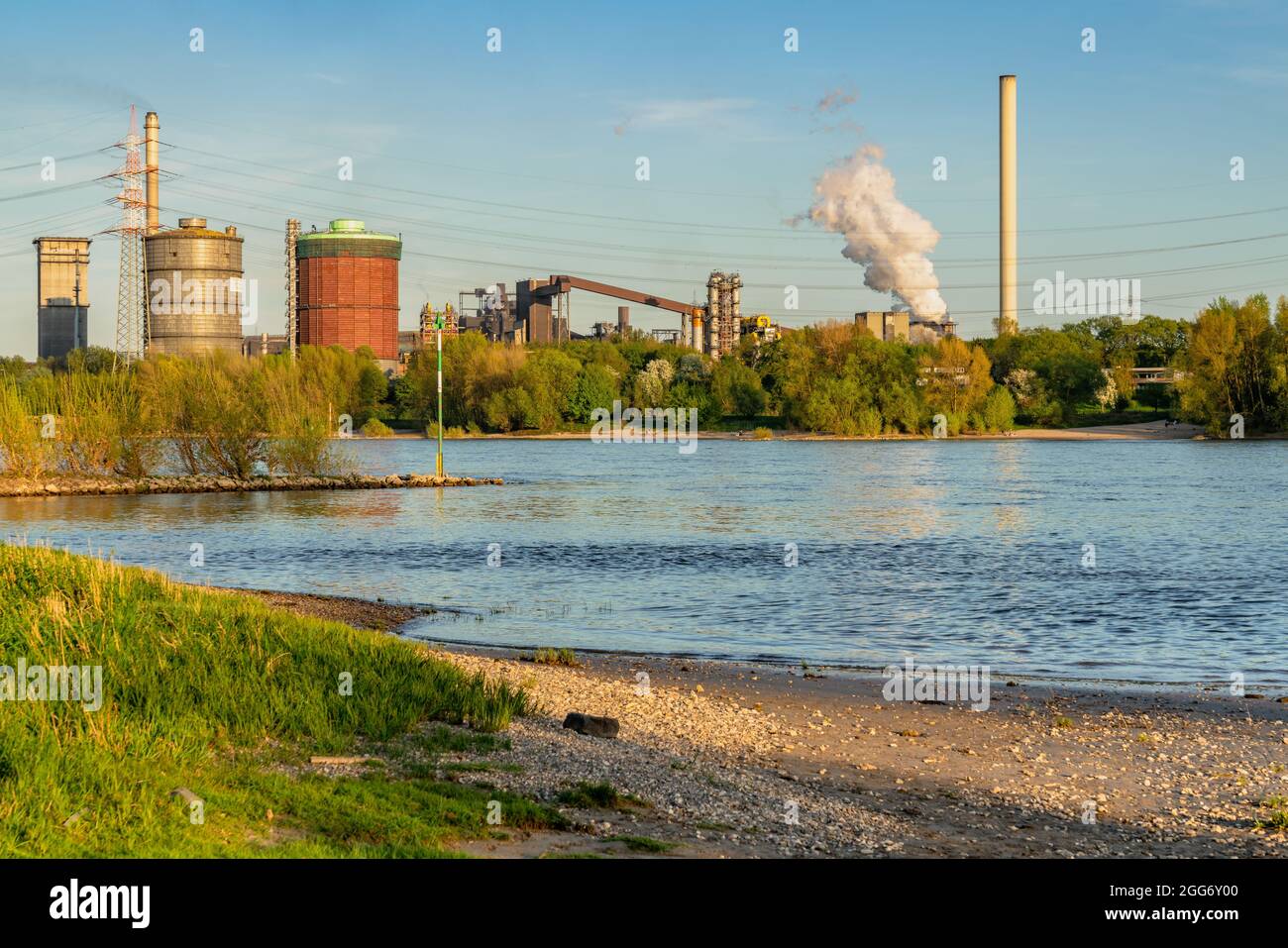 Duisburg, Renania Settentrionale-Vestfalia, Germania - 19 Aprile 2018: Vista Verso Huettenwerke Krupp-Mannesmann Foto Stock