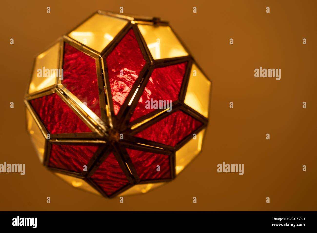 lampada da soffitto con vetro rosso e trasparente Foto Stock