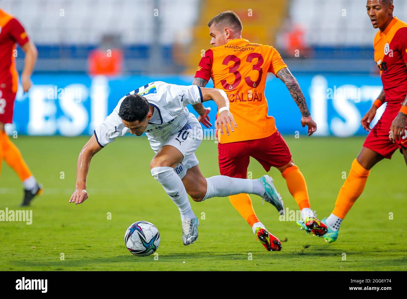 ISTANBUL, TURCHIA - AGOSTO 29: Haris Hajradinovic di Kasimpasa, Alexandru Cicaldau di Galatasaray durante la partita Super Lig tra Kasimpasa e Galatasaray al Recep Tayyip Erdogan Stadium il 29 Agosto 2021 ad Istanbul, Turchia (Foto di /Orange Pictures) Foto Stock
