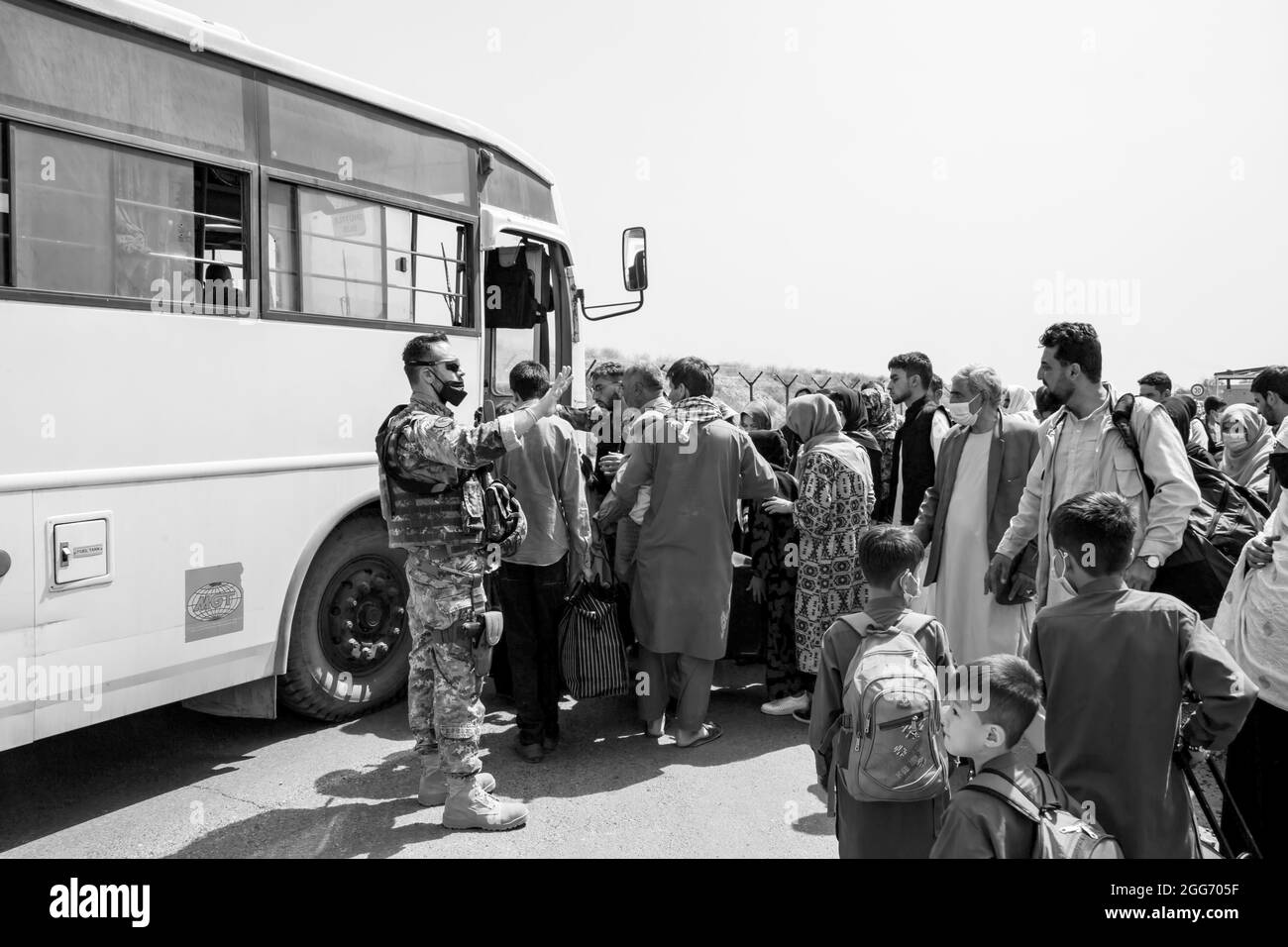 210828-M-JU875-1037 AEROPORTO INTERNAZIONALE HAMID KARZAI, Afghanistan (28 agosto 2021) membri militari tedeschi processo evacuati all'Aeroporto Internazionale Hamid Karzai, Afghanistan, 28 agosto. I membri del servizio degli Stati Uniti stanno assistendo il Dipartimento di Stato con il prelievo ordinato di personale designato in Afghanistan. (STATI UNITI Foto del corpo marino di CPL. Davis Harris) Foto Stock