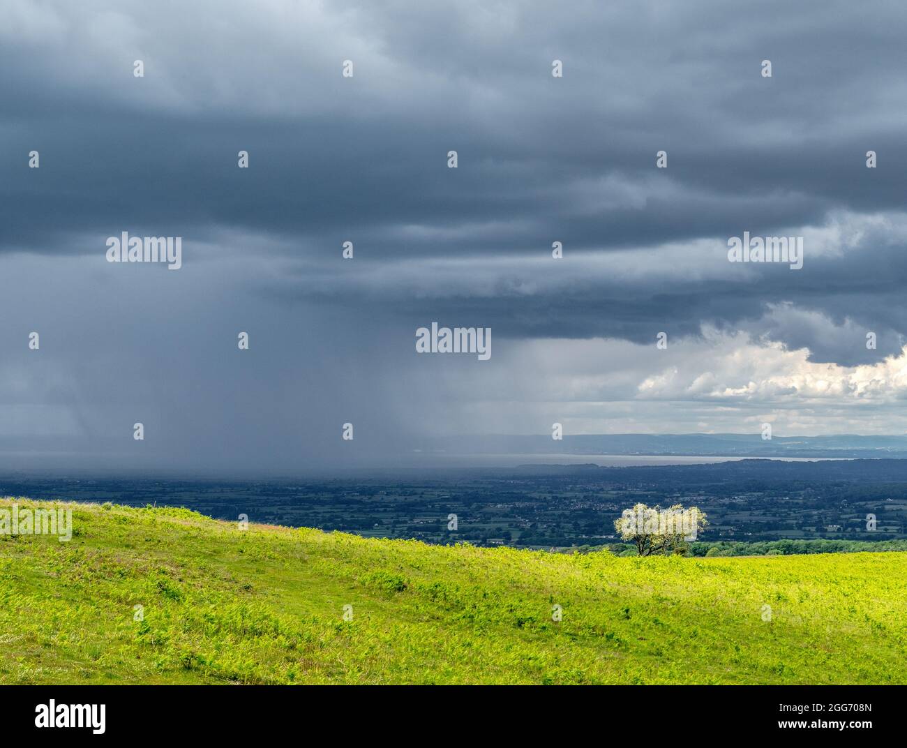 Le nubi di pioggia si avvicinano a Black giù il punto più alto delle colline di Mendip nel Somerset Regno Unito Foto Stock