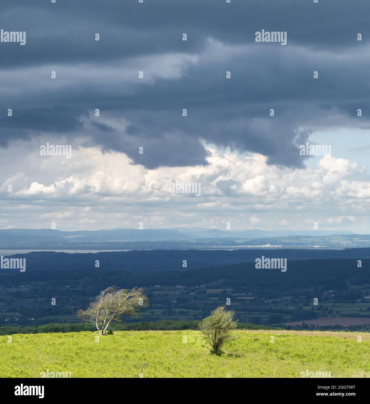 Nuvole su Black giù il punto più alto delle colline Mendip nel Somerset UK Foto Stock