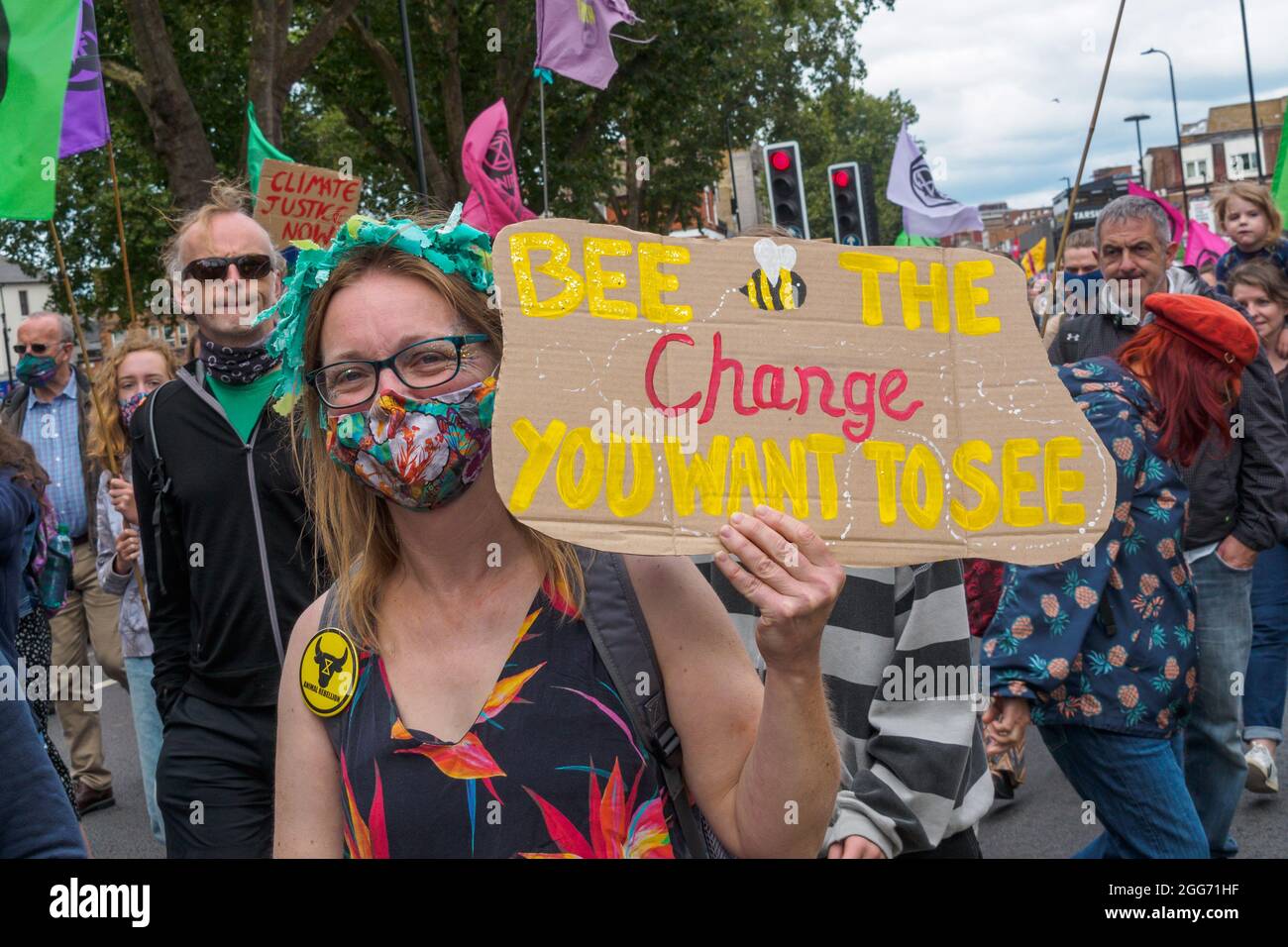 Londra, Regno Unito. 29 agosto 2021. Il Carnival for Climate Justice, ospitato dal BIPOC (Black, Indigenous, People of Colour), ha guidato il gruppo XR Unify come parte della ribellione impossibile di Extinction Rebellion, che si è riunito al comune di Duckett ad Haringey per marciare a Finsbury Park in una celebrazione dell'arte globale, del cibo, danza e storie contro l'industria dei combustibili fossili e il crollo del clima. Peter Marshall/Alamy Live News. Foto Stock