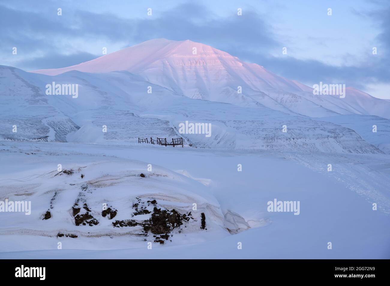Famoso punto di riferimento 'Jernsenga' (il 'letto di ferro') in Adventdalen, Svalbard, Norvegia. Foto Stock