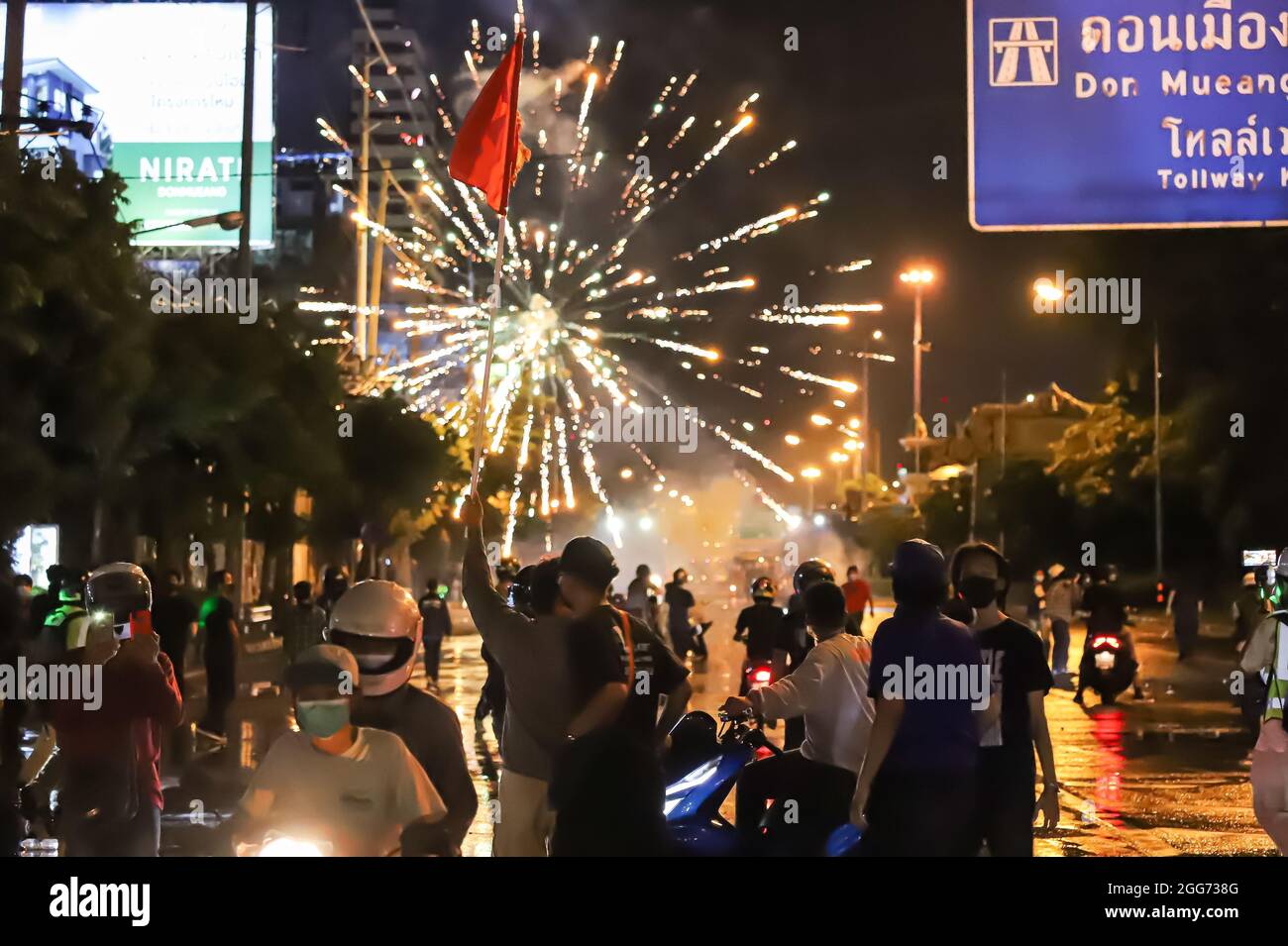Bangkok, THAILANDIA - 22 agosto 2021: I manifestanti anti del governo sparano i fuochi d'artificio alla linea di polizia di Riot durante lo scontro a Vibhavadi Rangsit Road. Foto Stock