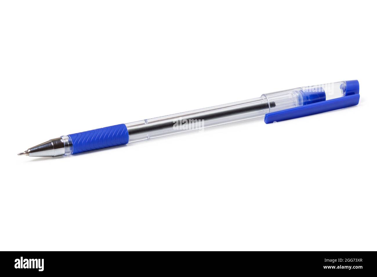 Penna a sfera trasparente in plastica con cappuccio blu isolato su sfondo bianco Foto Stock