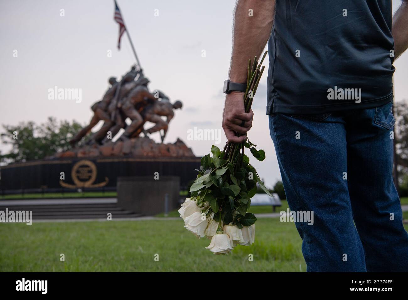 Una veglia a lume di candela si tiene presso il Marine Corps War Memorial degli Stati Uniti, Arlington, Virginia, il 28 agosto 2021, in memoria dei membri del servizio degli Stati Uniti che sono stati persi nell'attacco del 26 agosto 2021 all'aeroporto internazionale Hamid Karzai di Kabul, Afghanistan. (STATI UNITI Foto del corpo marino di staff Sgt. Kelly L. Timney) Foto Stock