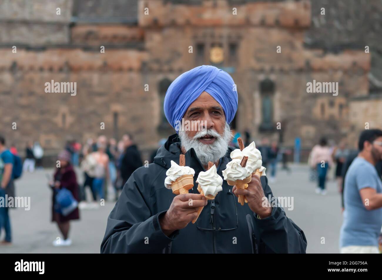 Edimburgo, Scozia, Regno Unito. 29 agosto 2021. Un uomo che trasporta i coni del gelato sulla Esplanade del castello durante l'ultimo fine settimana dell'Edinburgh Fringe Festival. Credit: SKULLY/Alamy Live News Foto Stock