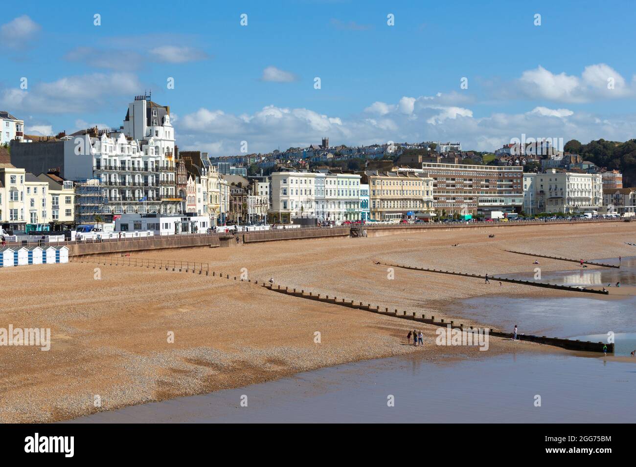 Hastings città e spiaggia di fronte al mare, sussex est, regno unito Foto Stock