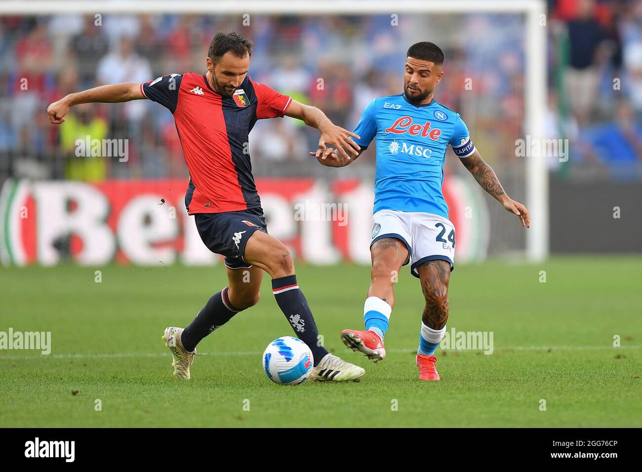 Stadio Luigi Ferraris, Genova, 29 agosto 2021, Milano Badelj (Genova), Lorenzo Insigne (Napoli) durante il campionato CFC vs SSC Napoli - Campionato Italiano di calcio A partita Foto Stock