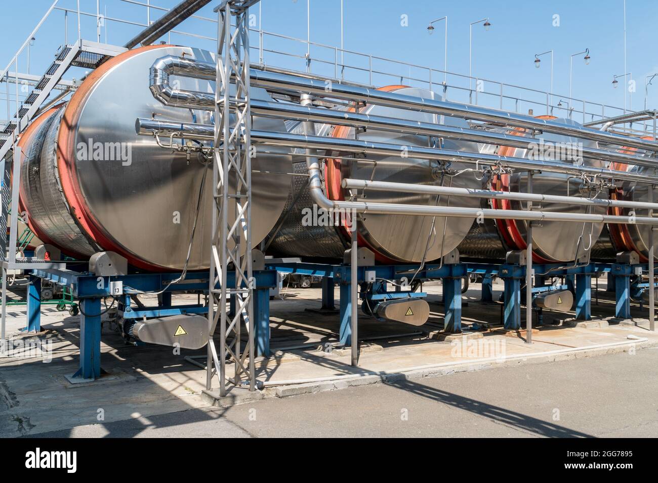 Attrezzatura in acciaio inossidabile per la fermentazione del vino in una cantina. Concetto di industria vitivinicola. Foto Stock
