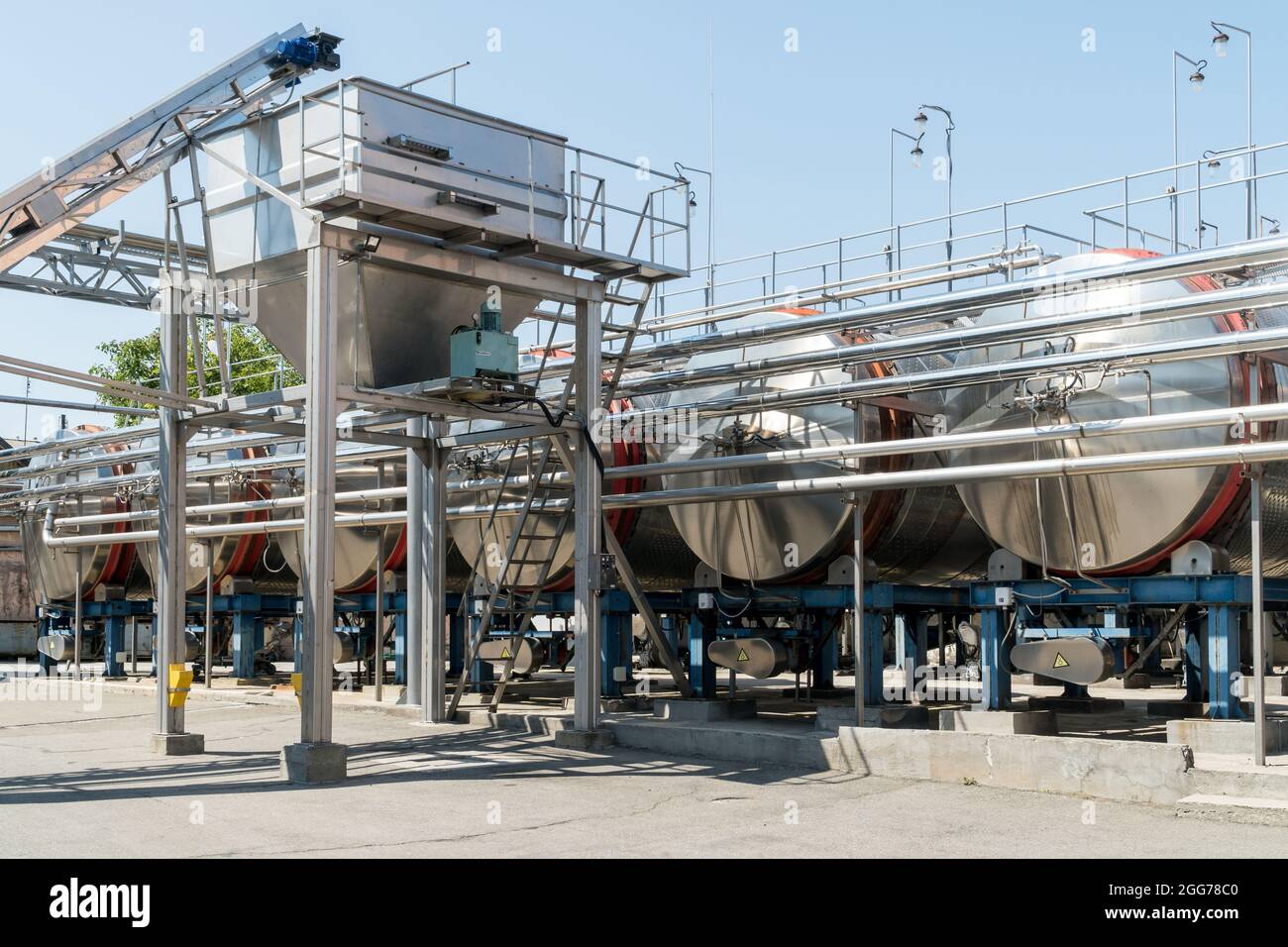 Attrezzatura in acciaio inossidabile per la fermentazione del vino in una cantina. Concetto di industria vitivinicola. Foto Stock