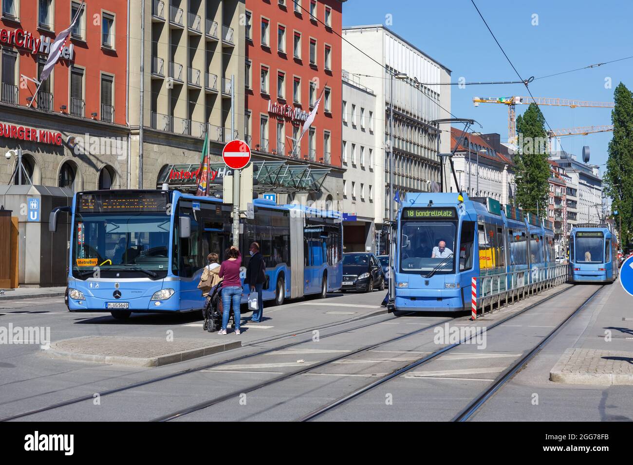 Monaco di Baviera, Germania - 1 giugno 2021: Tram e autobus leggeri trasporti pubblici alla stazione principale di Monaco di Baviera, Germania. Foto Stock