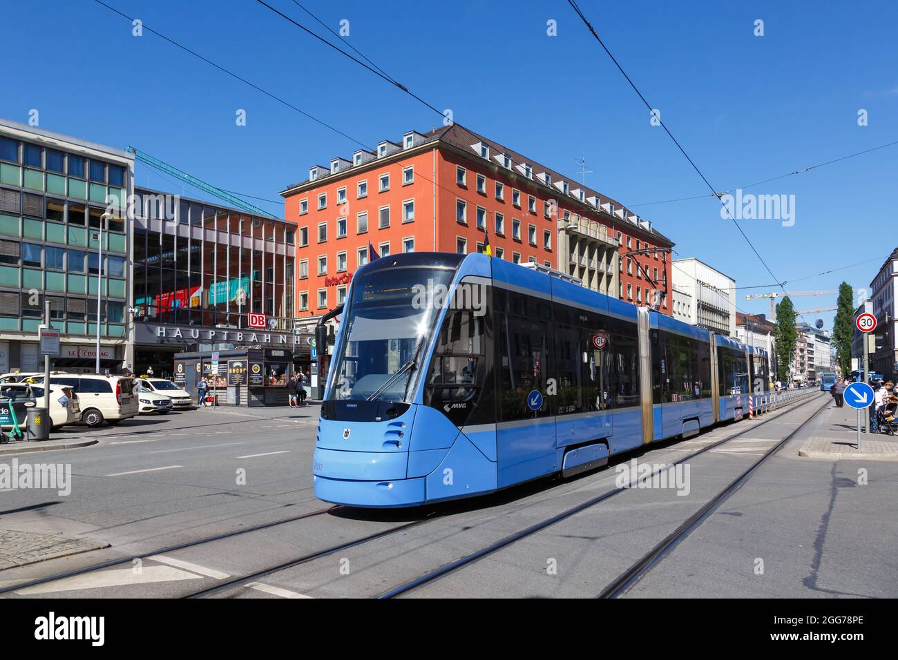 Monaco di Baviera, Germania - 1 giugno 2021: Tram Siemens Avenio Light Rail, trasporto pubblico alla stazione principale di Monaco di Baviera, Germania. Foto Stock