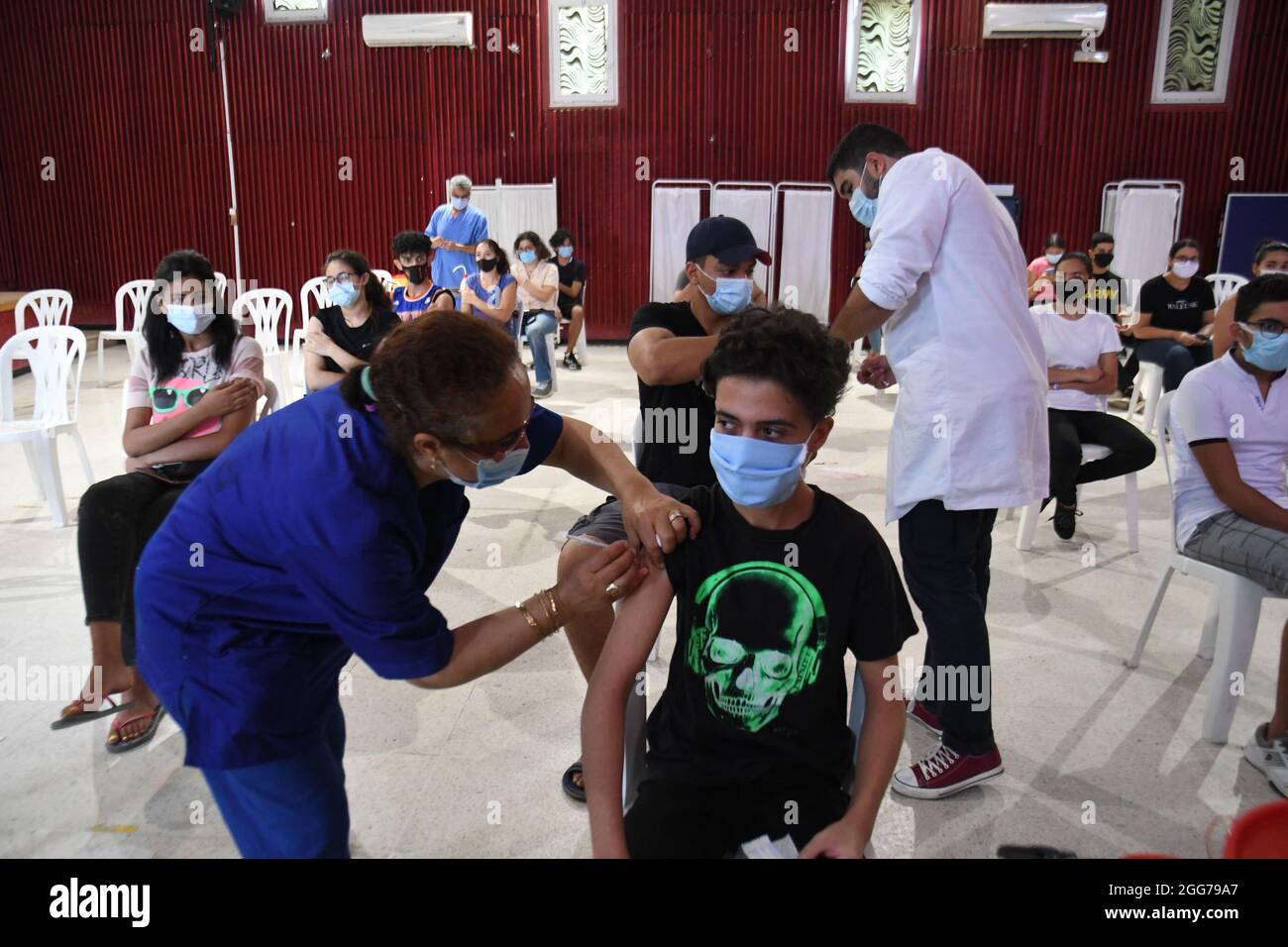 Tunisi, Tunisia. 29 agosto 2021. Le persone ricevono il vaccino COVID-19 presso un centro di vaccinazione di Tunisi, Tunisia, il 29 agosto 2021. Domenica la Tunisia ha lanciato il terzo giorno nazionale aperto per la vaccinazione contro il COVID-19 nelle 24 province del paese per i cittadini di età compresa tra i 15 e i 17 anni e quelli di età superiore ai 40 anni. Credit: Alamy Live News Foto Stock