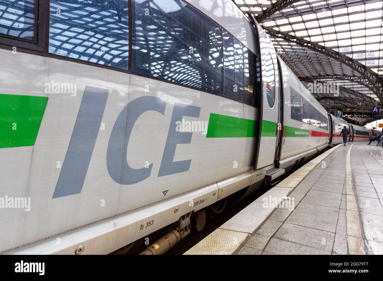 Colonia, Germania - 3 agosto 2021: Treno AD alta velocità ICE 3 alla stazione ferroviaria centrale di Colonia Köln Hauptbahnhof Hbf in Germania. Foto Stock