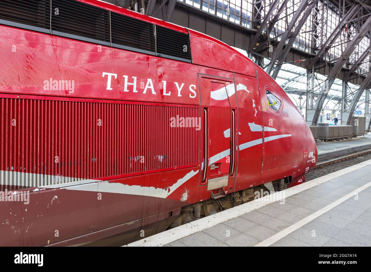 Colonia, Germania - 3 agosto 2021: Treno ad alta velocità Thalys alla stazione ferroviaria centrale di Colonia Köln Hauptbahnhof Hbf in Germania. Foto Stock