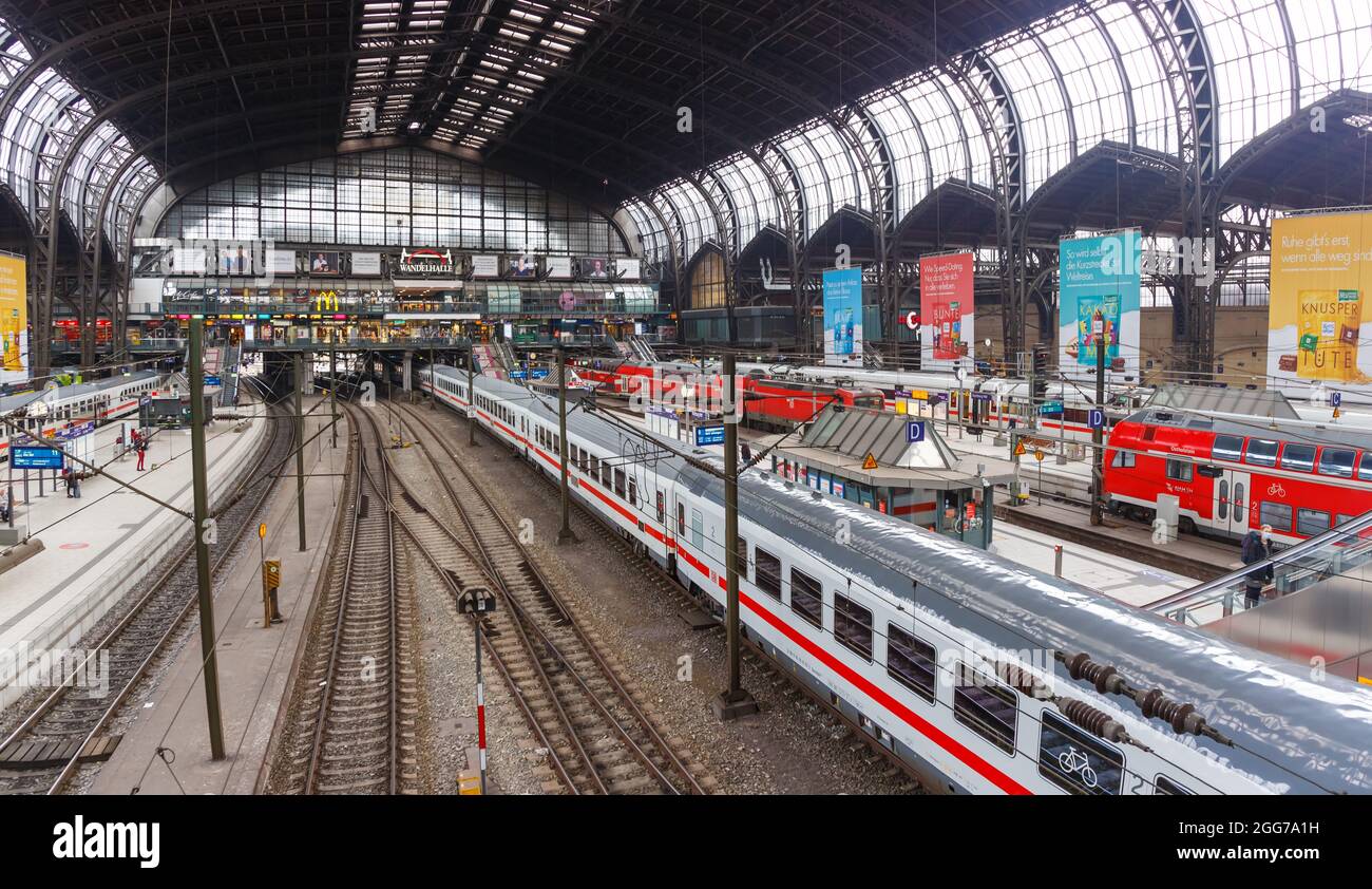 Amburgo, Germania - 21 aprile 2021: Stazione ferroviaria principale di Amburgo Hauptbahnhof Hbf in Germania Deutsche Bahn DB con panorama dei treni in Germania. Foto Stock