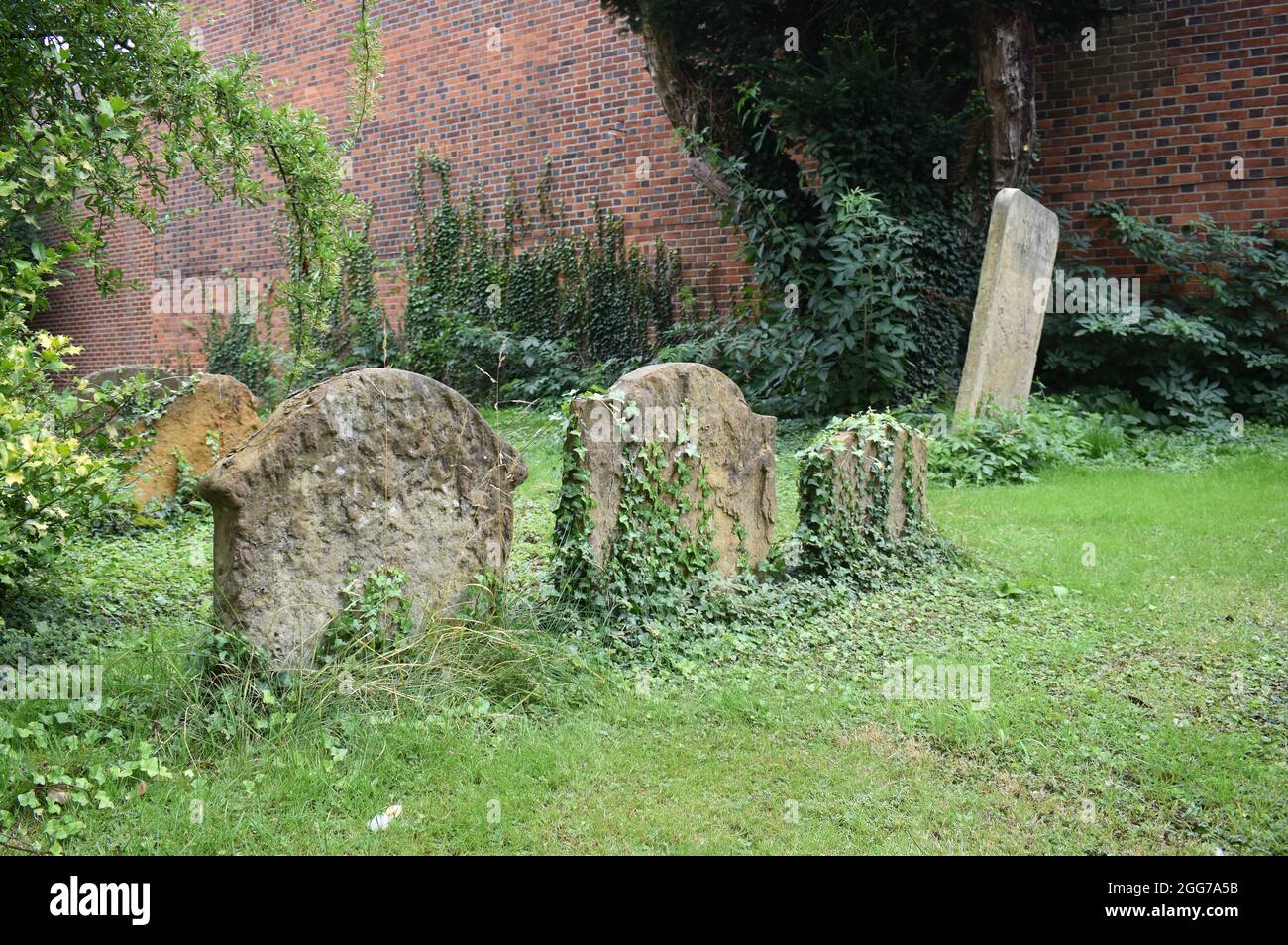 Antiche lapidi in un cimitero di Stony Stratford. Foto Stock