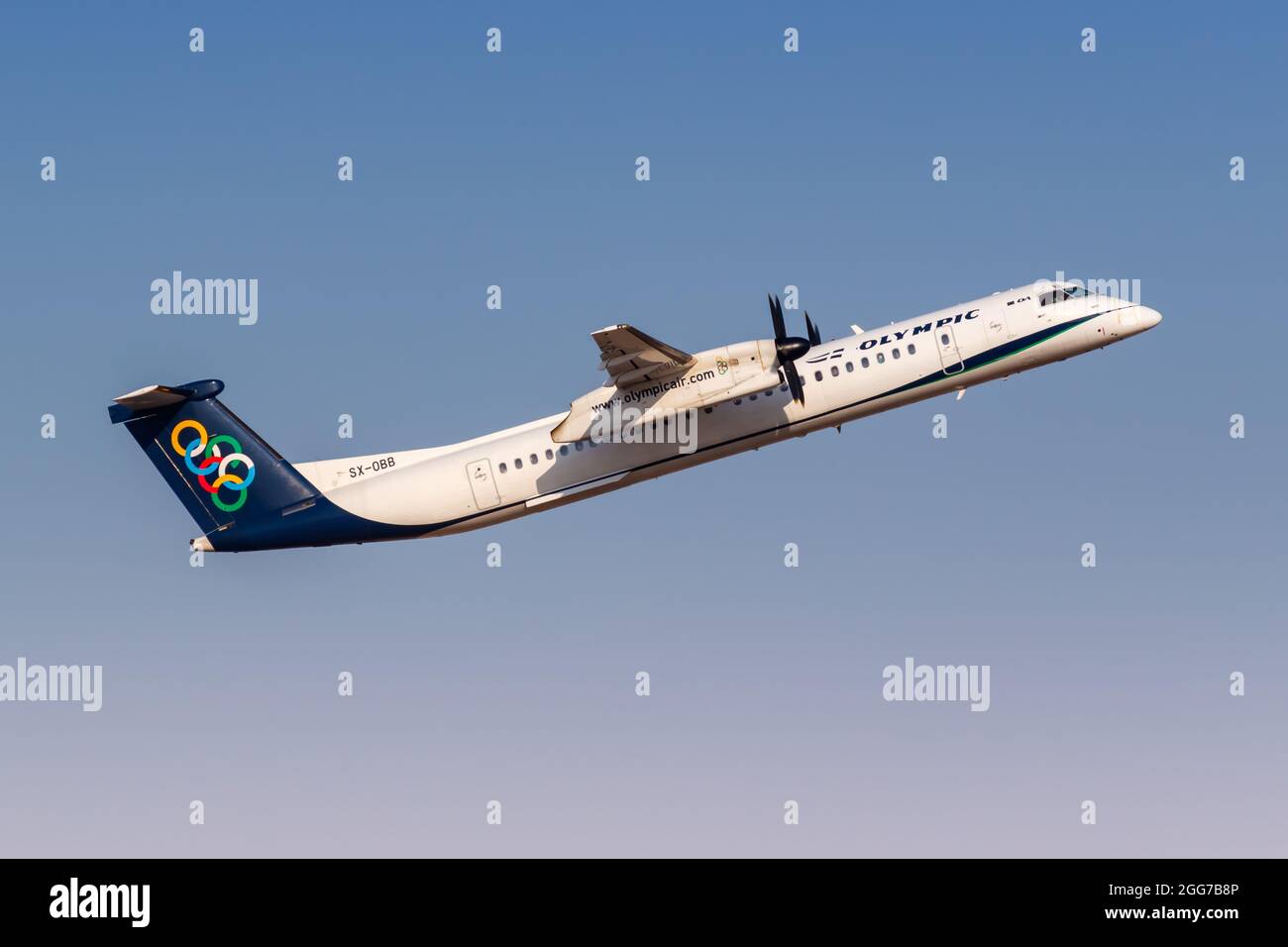Atene, Grecia - 22 settembre 2020: Aereo Olympic Air Bombardier DHC-8-400 all'aeroporto di Atene (ATH) in Grecia. Foto Stock