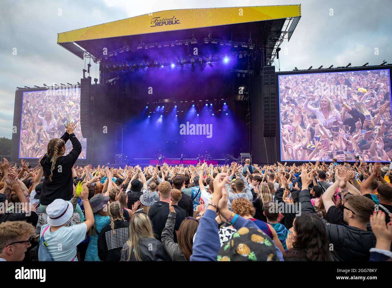 Leeds , Regno Unito. 29 ago 2021, grandi folle guardano il Two Door Cinema Club suona dal vivo durante il Leeds Festival. Bramham Park Credit: Jason Richardson/ Foto Stock