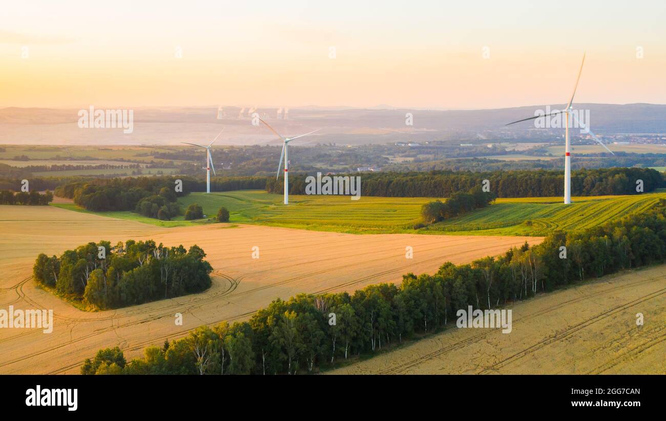 Vista aerea di un parco eolico con turbine eoliche alte per la generazione di energia elettrica ecologica . Centrale elettrica verde. Foto Stock