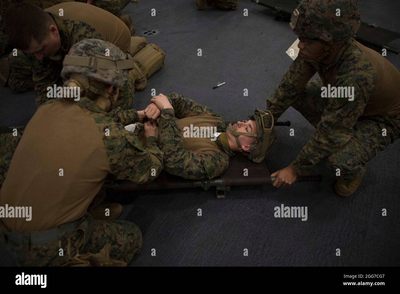 2100405-M-GJ479-075, USS IWO JIMA, Oceano Atlantico, 5 aprile 2021- U.S. Marines and Sailors 24th Marine Expeditionary Unit (MEU) spostare un paziente simulato su una barella durante un esercizio di incidenti di massa a bordo della nave d'assalto anfibio di classe Wasp USS Iwo Jima (LHD 7), 5 aprile 2021. Il 24esimo MEU, avviato con il gruppo pronto per l'anfibio Iwo Jima, è stato dispiegato nell'area delle operazioni della Sixth Fleet degli Stati Uniti a sostegno degli interessi di sicurezza nazionale degli Stati Uniti in Europa e Africa. (STATI UNITI Marine Corps foto di staff Sergeant Mark e Morrow Jr/Released) Foto Stock