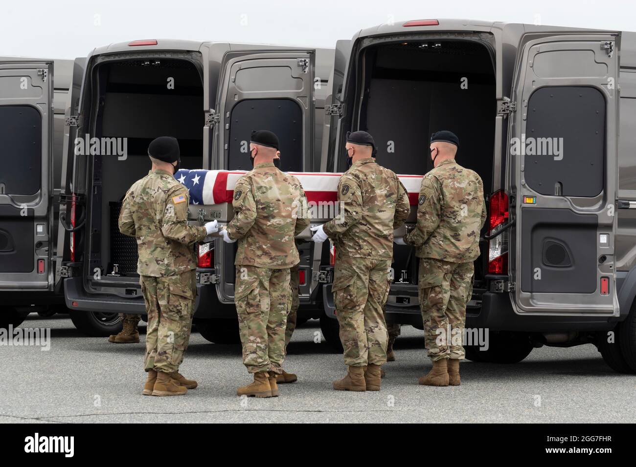 Base dell'aeronautica di dover, Delaware, USA. 29 agosto 2021. Una squadra di trasporto dell'esercito degli Stati Uniti trasferisce i resti del personale dell'esercito Sgt. Ryan C. Knauss di Corryton, Tennessee, 29 agosto 2021 alla base dell'aeronautica di dover, Delaware. Knauss è stato assegnato al 9° Battaglione PSYOP, 8° Gruppo PSYOP, FT. Bragg, Carolina del Nord. (STATI UNITI Air Force photo di Jason Minto) Credit: Jeremy Hogan/Alamy Live News Credit: Jeremy Hogan/Alamy Live News Foto Stock