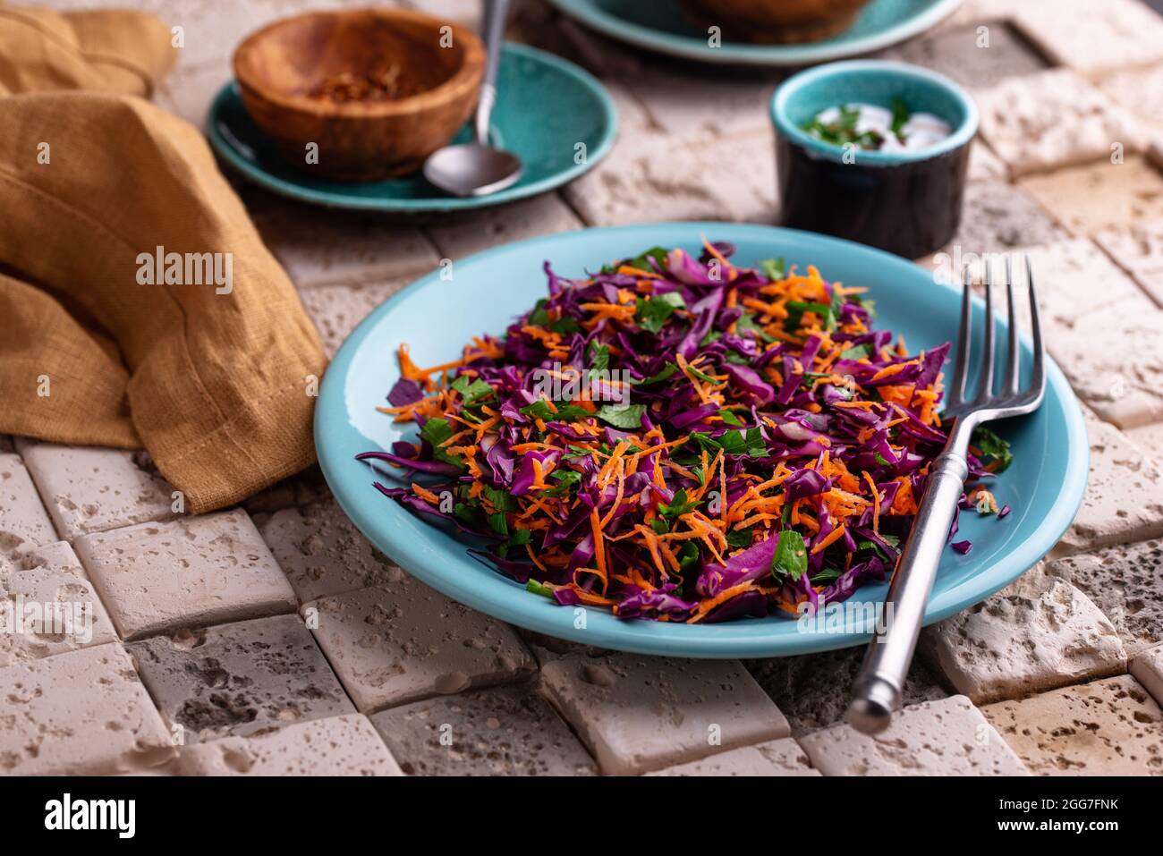 Insalata vegana di cavolo rosso Foto Stock