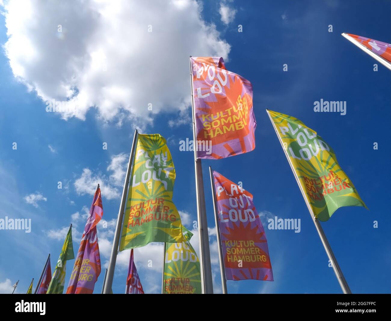 A Amburgo, in Germania, i colori suonano bandiere forti Foto Stock