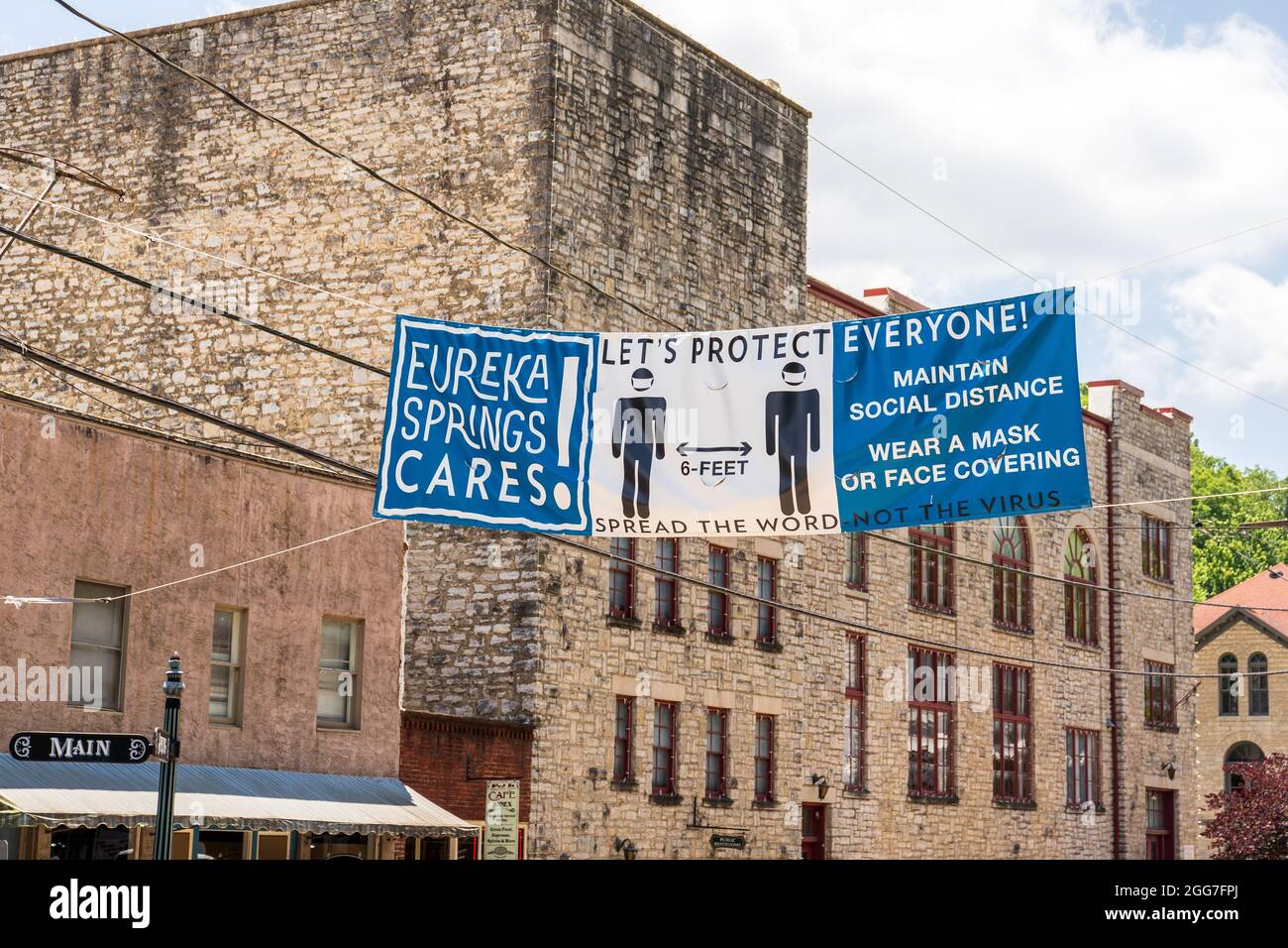 Eureka Springs, AR - 11 giugno 2021: Il banner Eureka Springs Cares sulla strada del centro dice: "Proteggiamo tutti!" E 'allarga la parola - non il Foto Stock