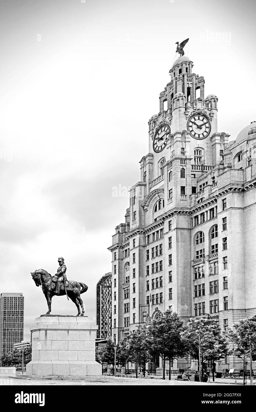 Il Royal Liver edificio di grado II al Pier Head Liverpool, sito patrimonio dell'umanità dell'UNESCO con la statua di Edward VII a cavallo Foto Stock