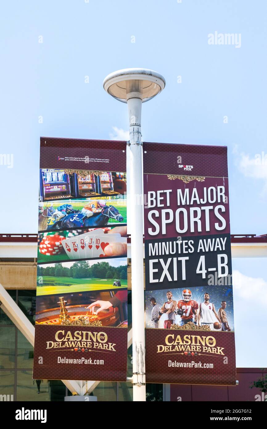 Newark, DE - 7 luglio 2021:Banners appesi su un lampione in una fermata Delaware Turnpike Rest per il Delaware Park Casino a Wilmington. Foto Stock