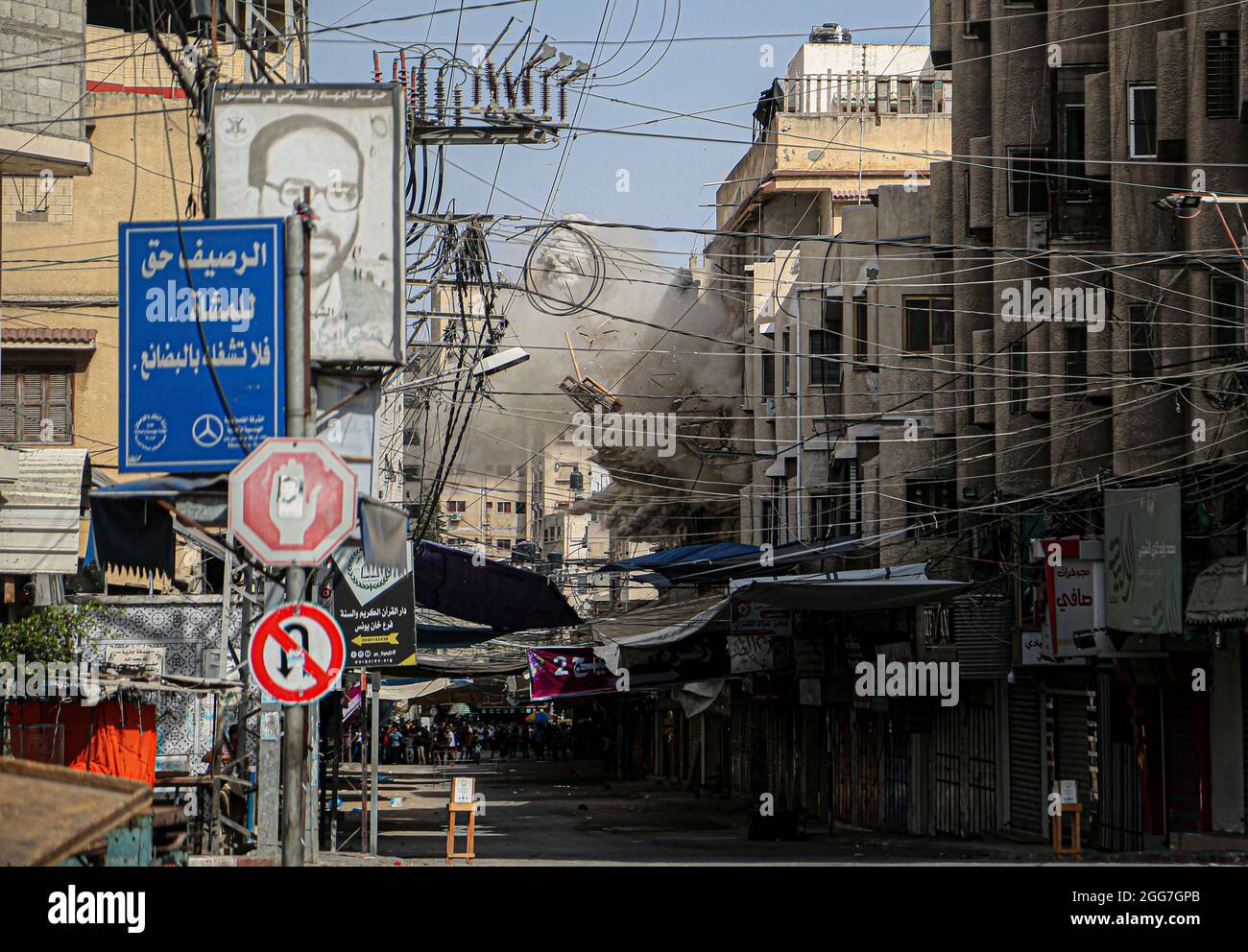 Fumo e fuoco sono saliti nel cielo di Gaza dopo gli attacchi aerei israeliani in risposta al lancio di razzi da Gaza verso Israele, in mezzo all'escalation di violenza tra Israele e Gaza nel maggio 2021. Striscia di Gaza. Foto Stock