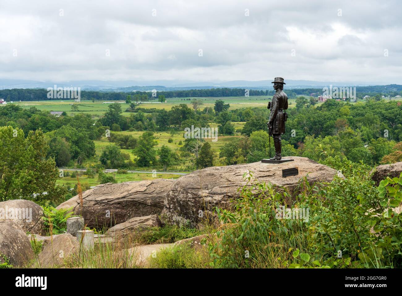 Gettysburg, PA - 10 settembre 2020: Questa statua del generale Brigadier Gouverneur Kemble Warren lo mostra a Little Round Top dove ha avvistato Confederato Foto Stock