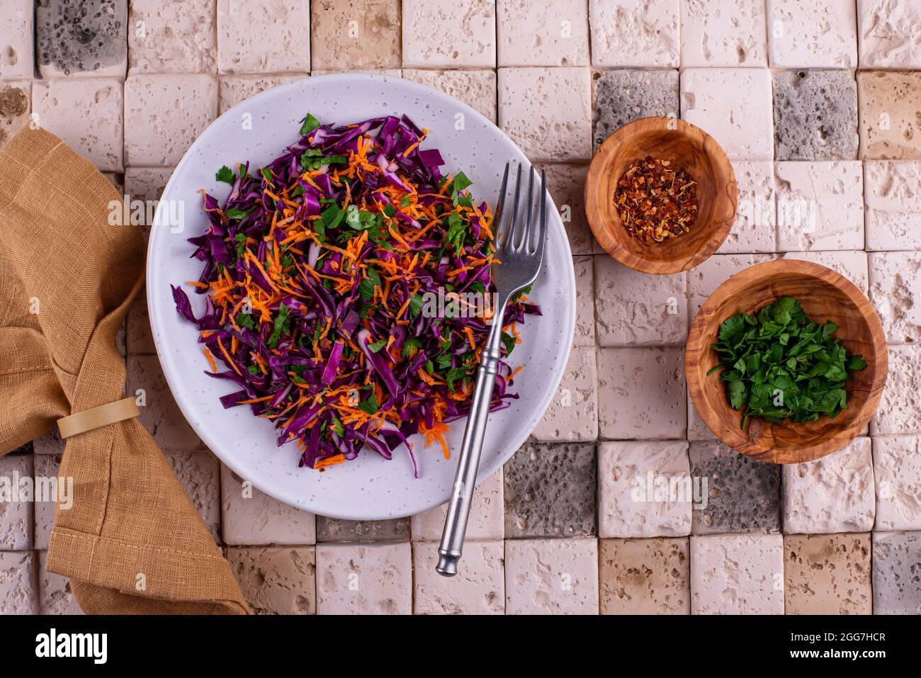 Insalata vegana di cavolo rosso Foto Stock