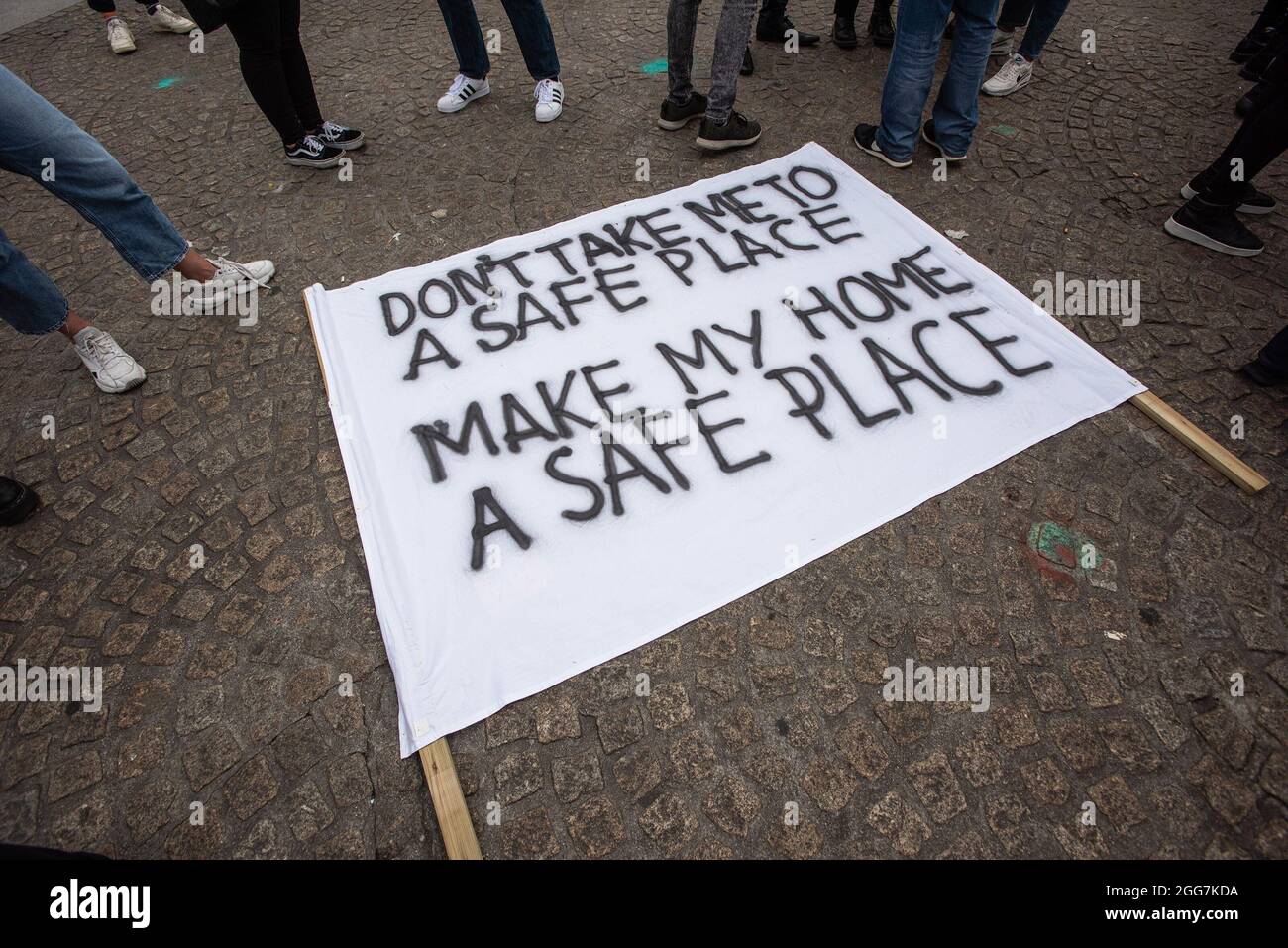 Un banner visto a terra durante la dimostrazione. Più di mille persone si sono riunite per dimostrare in Piazza Dam, per dimostrare il loro sostegno alla recente situazione difficile degli afghani, ora in balia dei talebani. Il governo olandese ha designato l'Afghanistan come paese non sicuro, il che significa che i rifugiati hanno diritto alla protezione e all'asilo politico. La manifestazione odierna è stata organizzata da “Azadi”, un movimento di giovani afghani olandesi, ora parte di un movimento internazionale “eliminare gli afghani ora”. Il movimento ha organizzato 15 dimostrazioni attraverso l'Europa e le città americane. Dopo il de. Iniziale Foto Stock