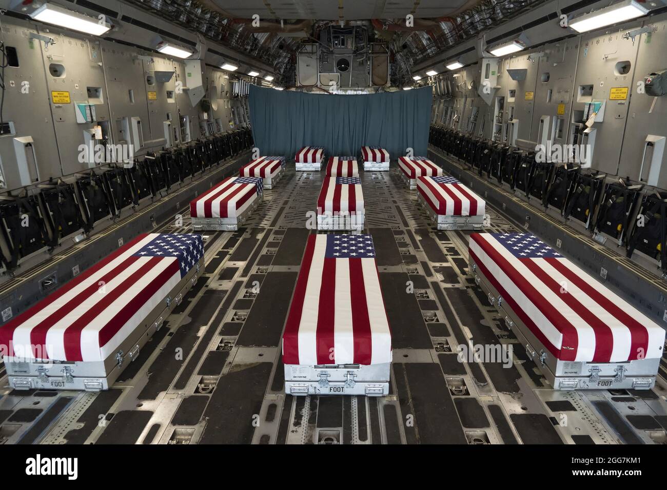 Le scatole di trasferimento drappeggiate da bandiere si allineano all'interno di un C-17 Globemaster II il 29 agosto 2021 prima di un trasferimento dignitoso alla base dell'aeronautica di dover in Delaware. I membri del servizio caduti sono morti mentre sostenevano operazioni non combattenti a Kabul. Foto di Jason Minto/U.S.A. Air Force/UPI Credit: UPI/Alamy Live News Foto Stock