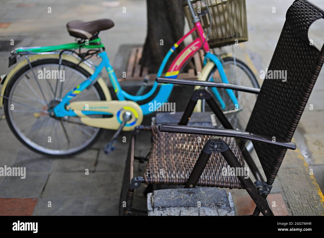 Poltrona reclinabile e bicicletta a telaio passante. Marciapiede di strada di Shuyuanmen-Calligraphy. XI'an-China-1546 Foto Stock