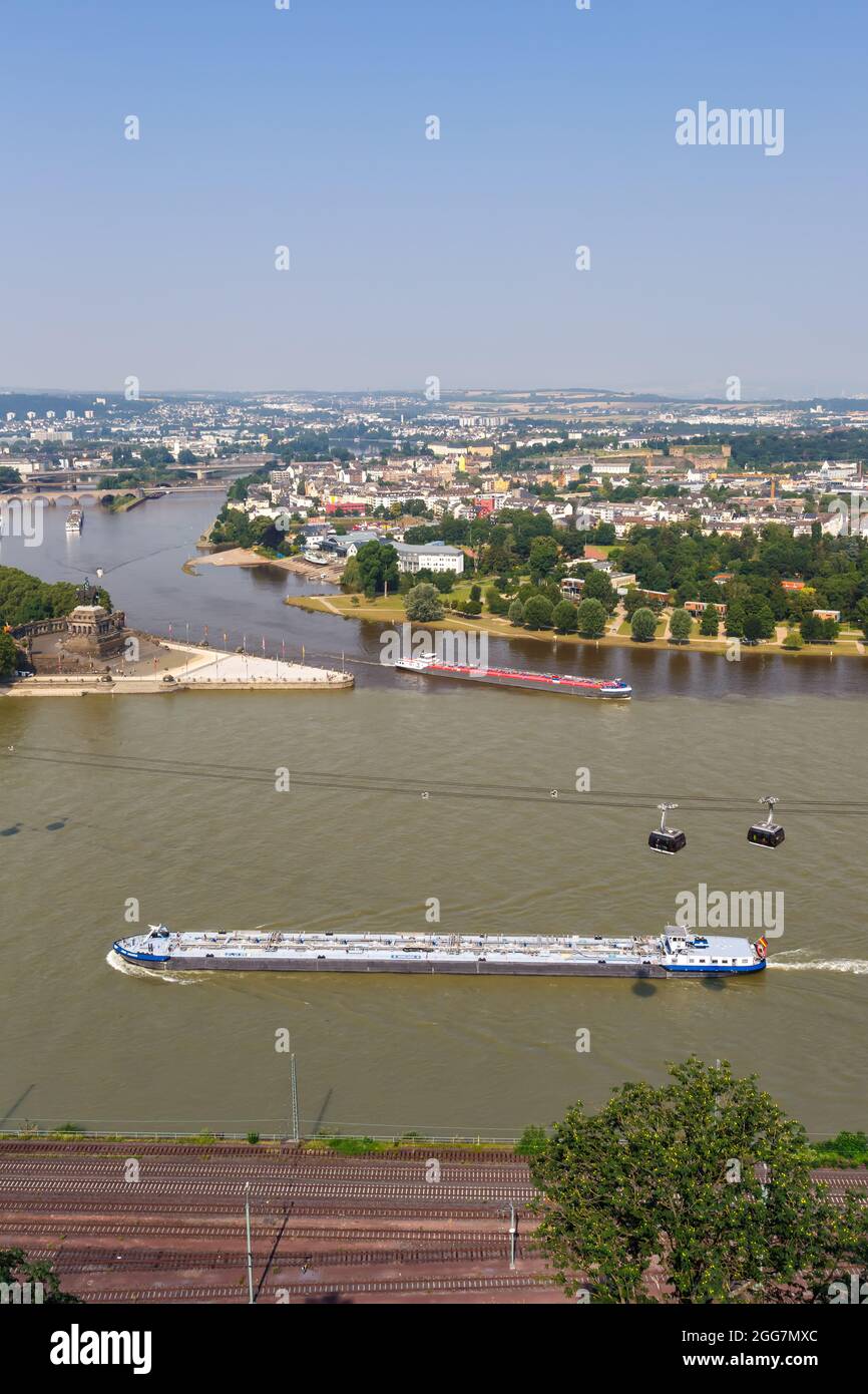 Koblenz Deutsches Eck German Corner Reno Mosel fiume con navi barche e funivia in Germania ritratto formato di viaggio Foto Stock