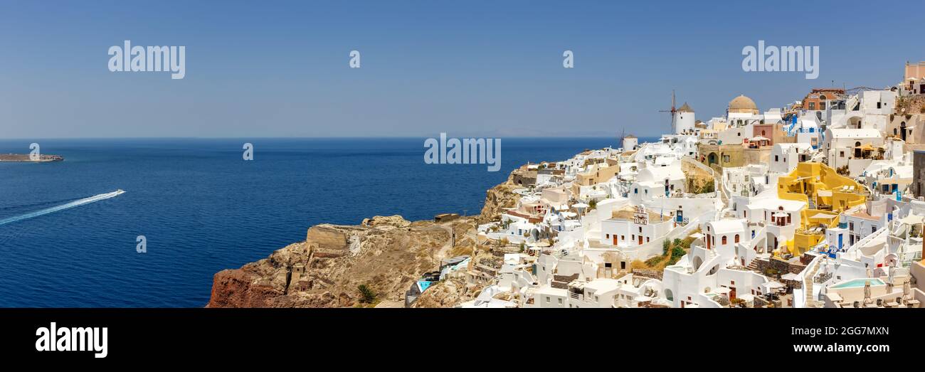 Santorini isola vacanze in Grecia viaggio in viaggio Oia città Mediterraneo mare con mulini a vento Santorini in panorama greco Foto Stock